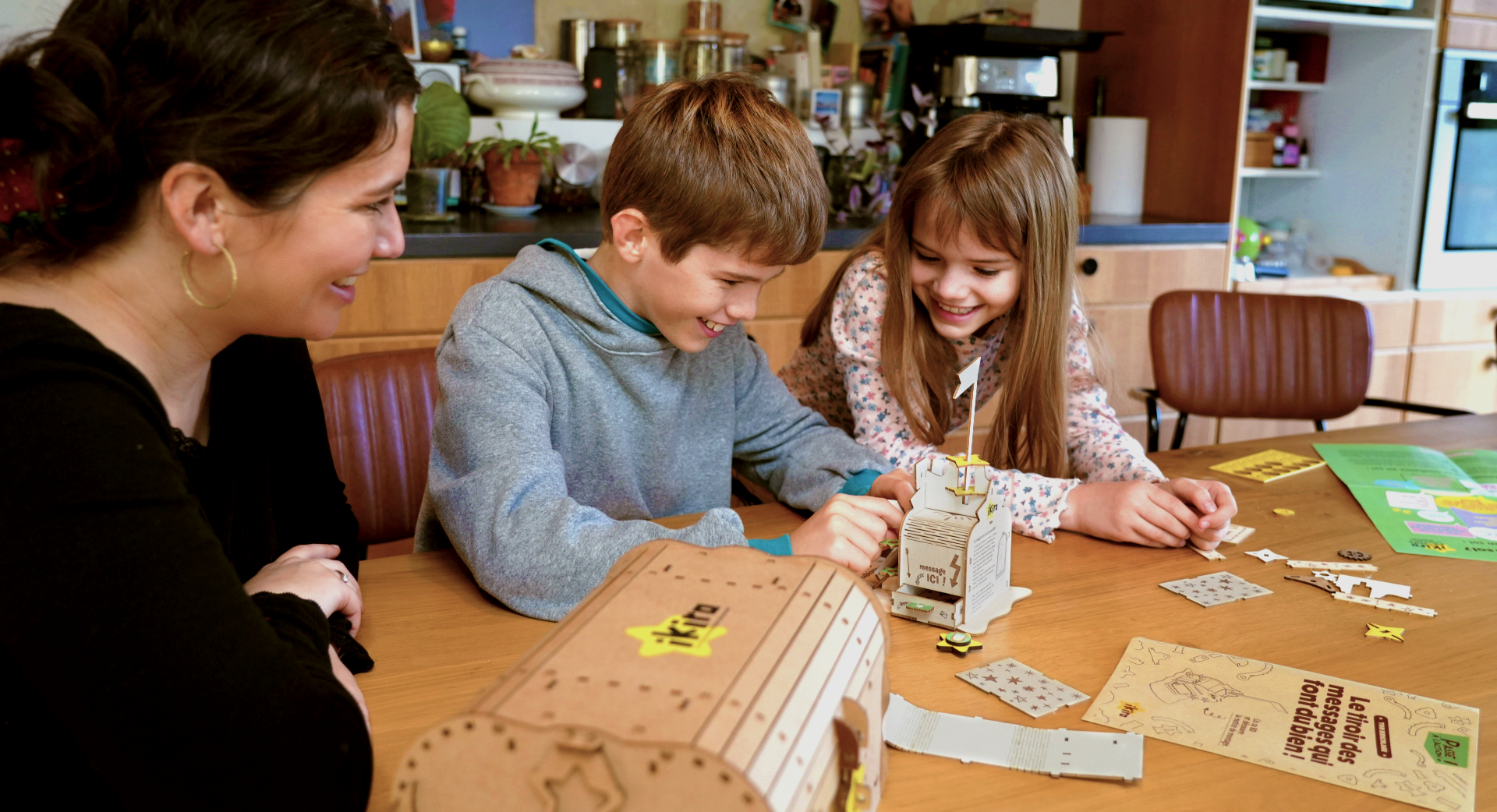 Enfants qui fabriquent un bricolage IKIRO