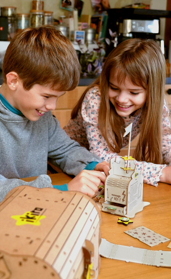 Enfants qui fabriquent un bricolage IKIRO